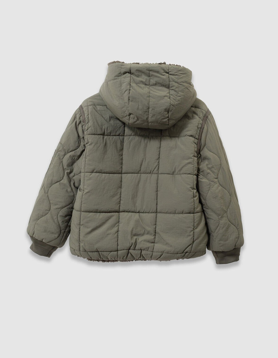 chaqueta acolchada reversible de sherpa y color caqui para niño