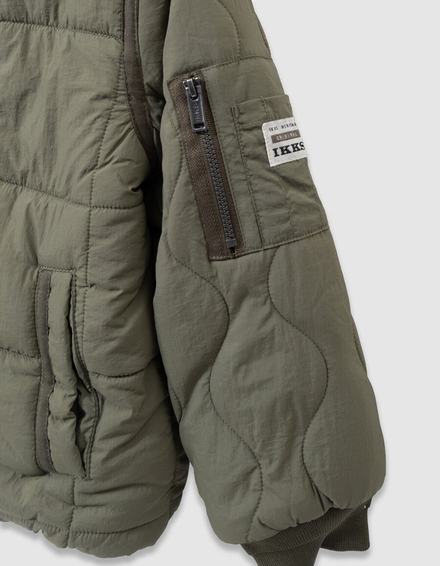 chaqueta acolchada reversible de sherpa y color caqui para niño