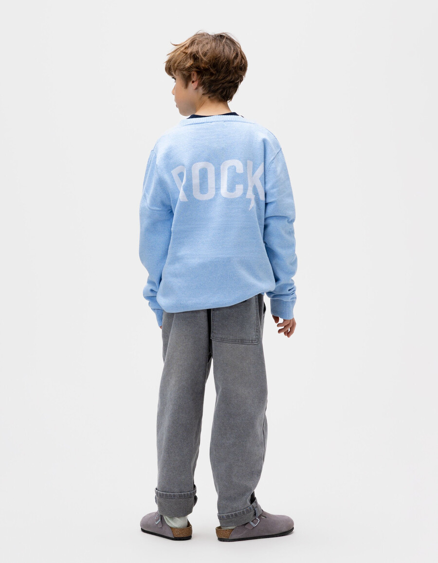 suéter de punto azul con mensaje en jacquard en la espalda para niño