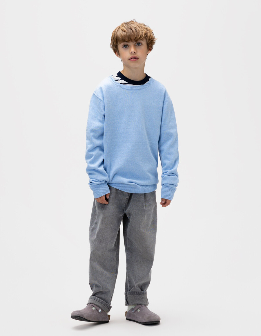 suéter de punto azul con mensaje en jacquard en la espalda para niño