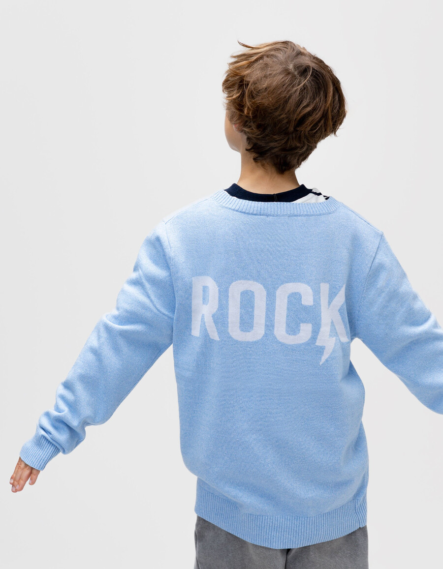 suéter de punto azul con mensaje en jacquard en la espalda para niño