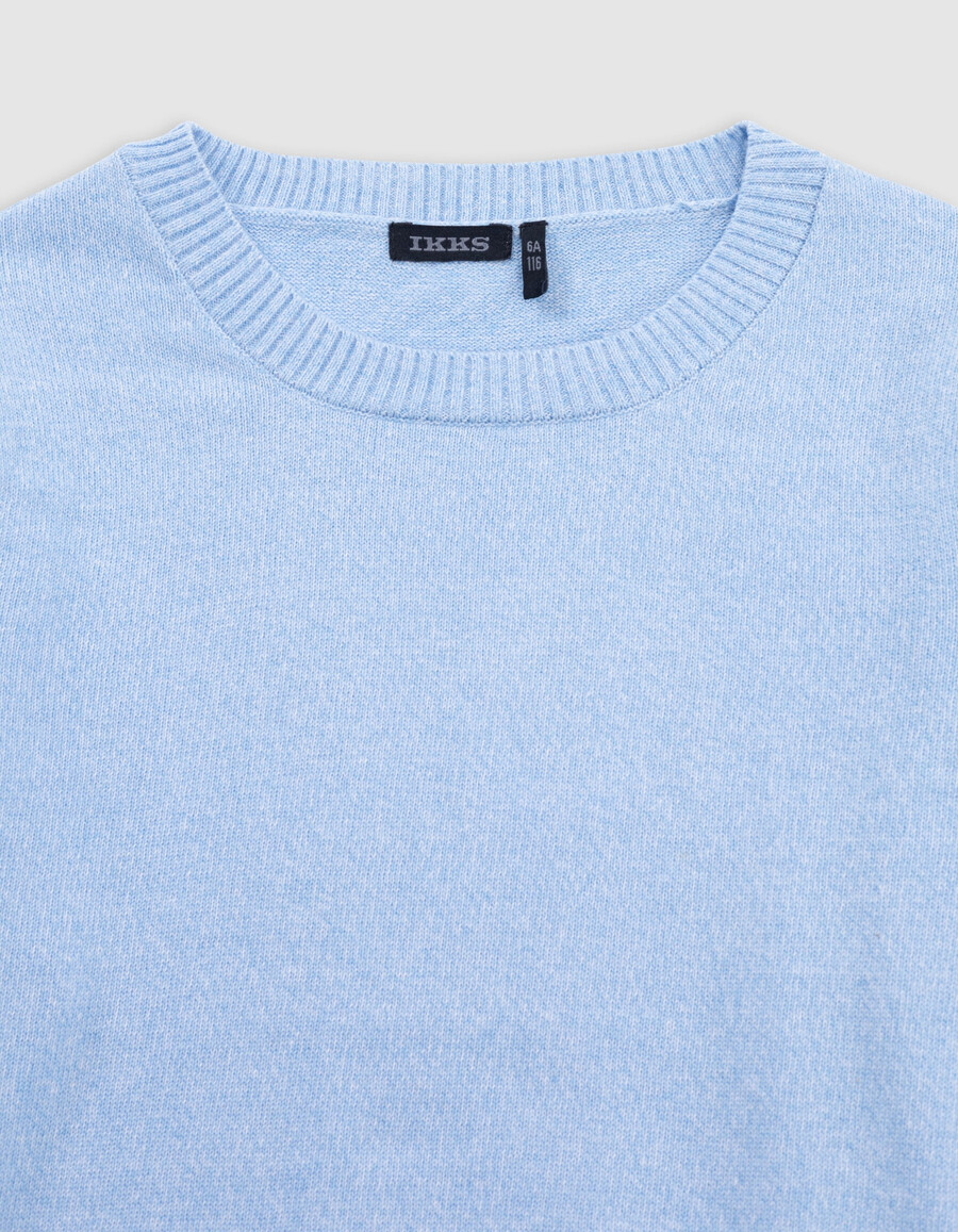 suéter de punto azul con mensaje en jacquard en la espalda para niño