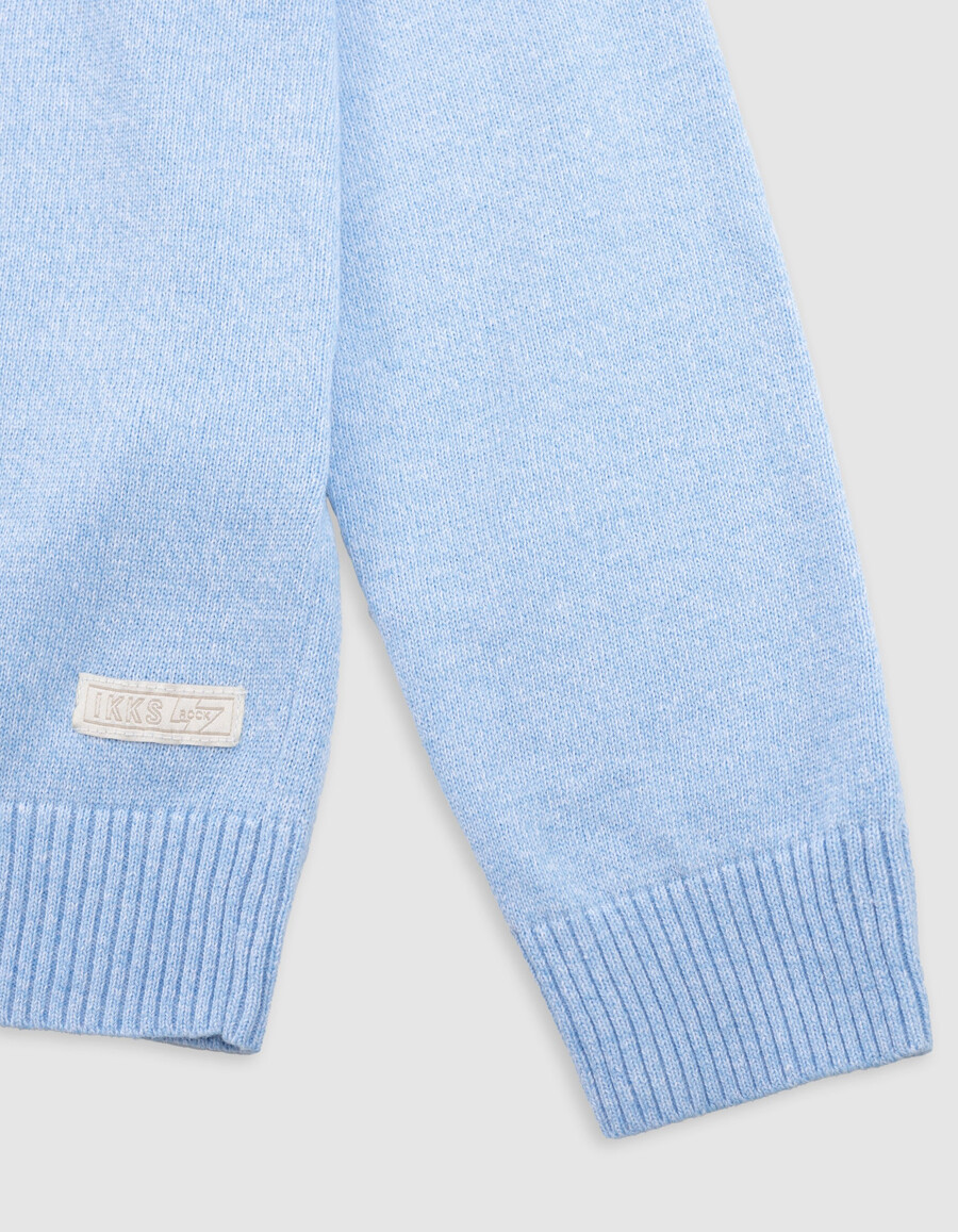 suéter de punto azul con mensaje en jacquard en la espalda para niño