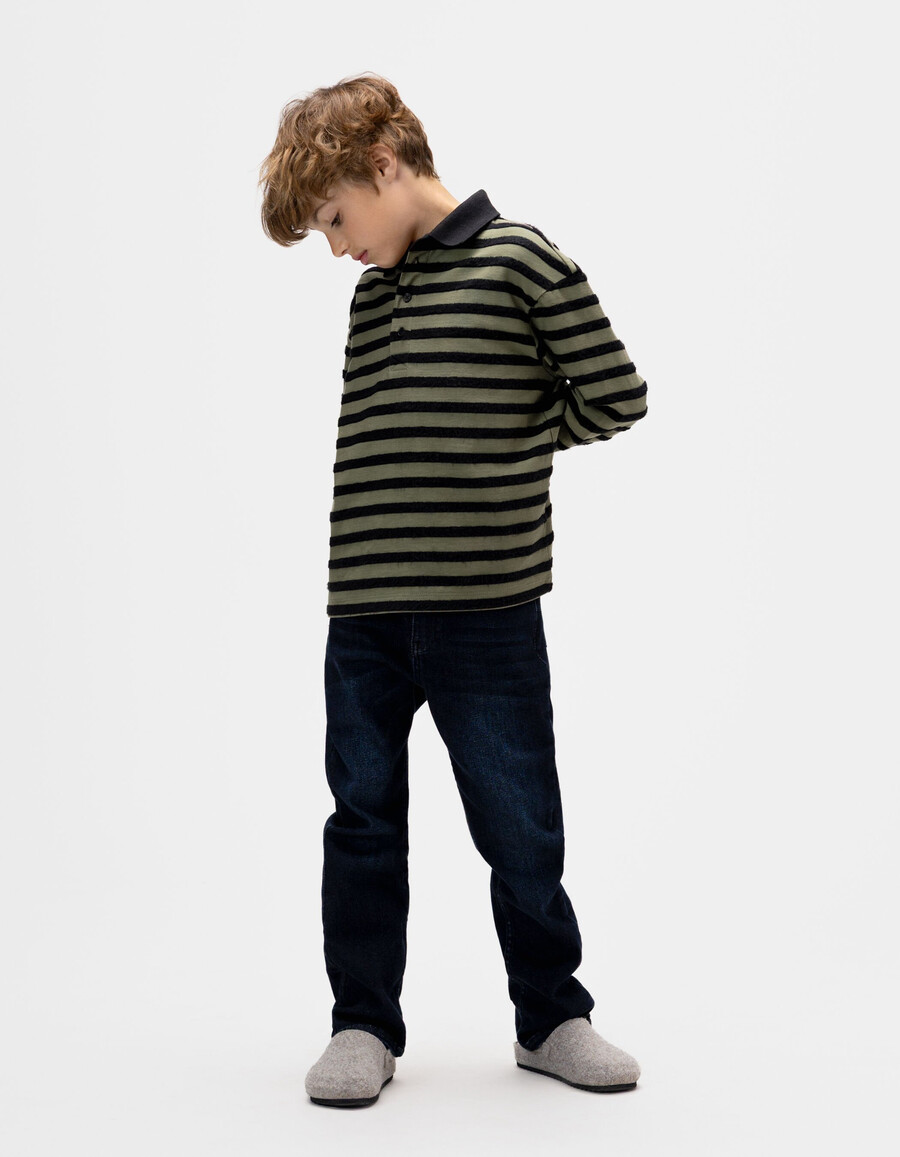 polo de manga larga para niño color caqui con rayas de terciopelo negro