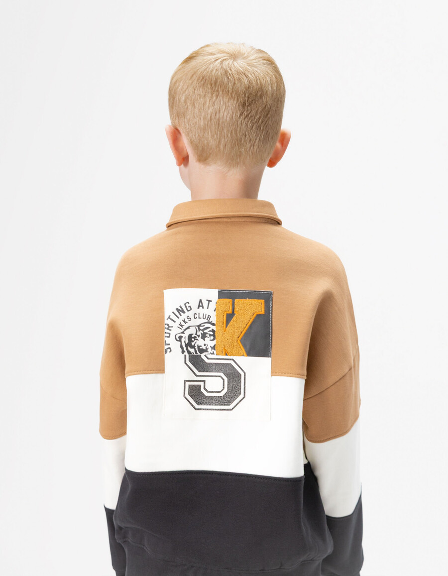 sudadera polo de algodón orgánico para niño en color camelcrudoazul marino