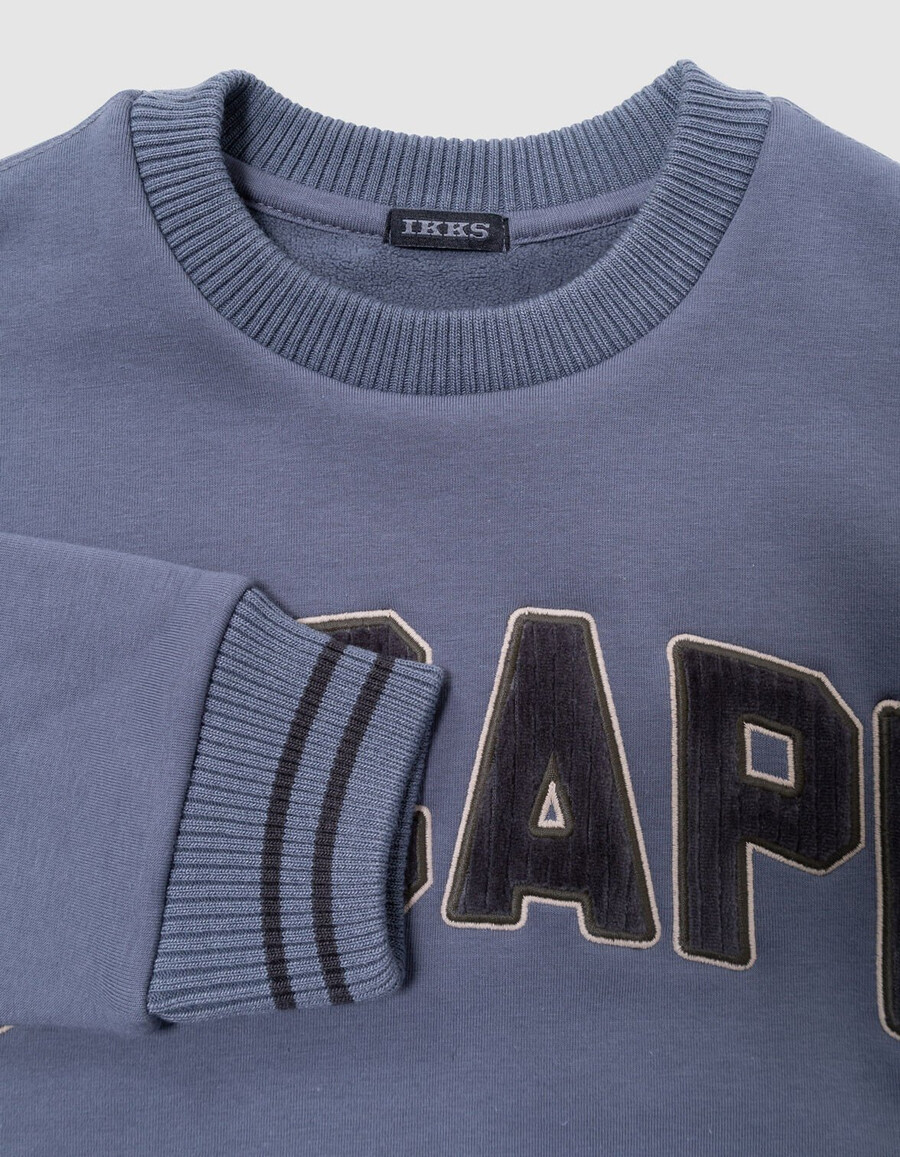 sudadera azul para niño eslogan bordado en pana