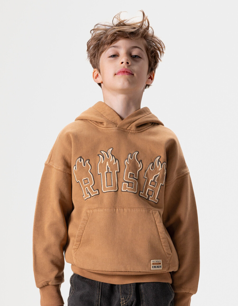 sudadera con capucha camel para niño con eslogan bordado en talla xl