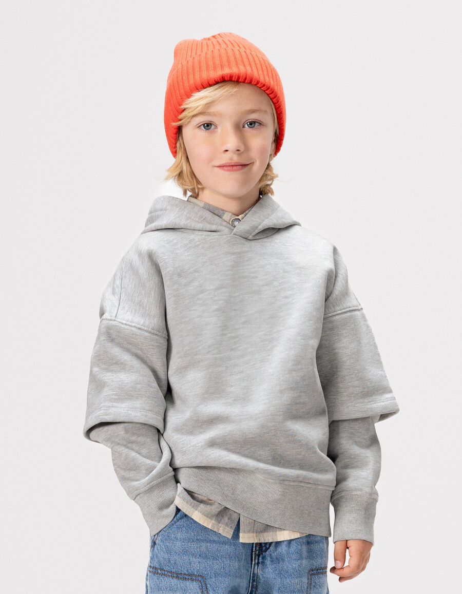 sudadera gris con capucha para niño con imagen xl en la espalda