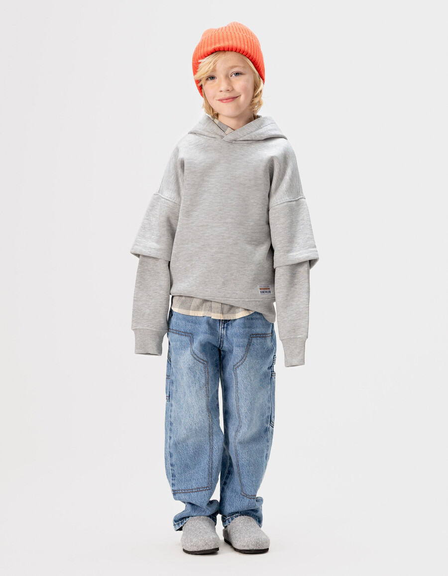 sudadera gris con capucha para niño con imagen xl en la espalda