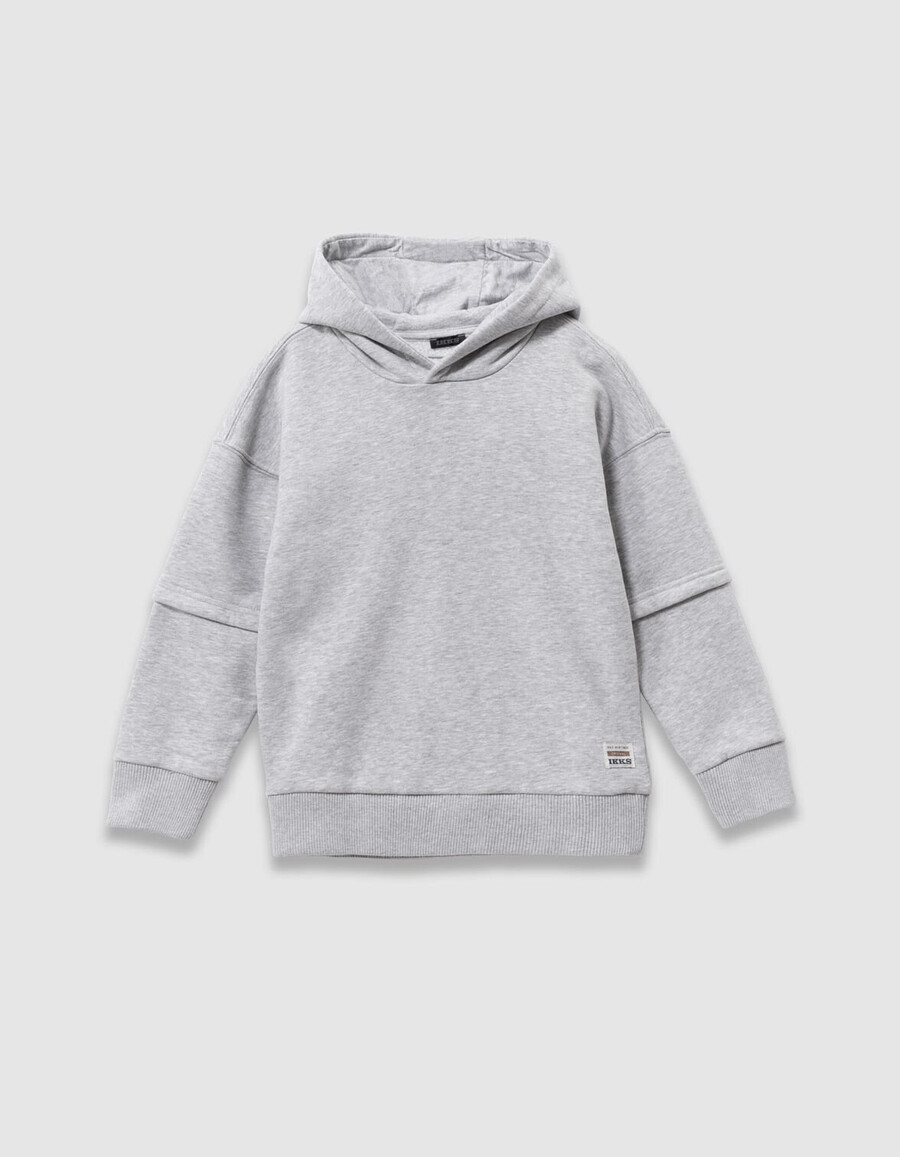 sudadera gris con capucha para niño con imagen xl en la espalda