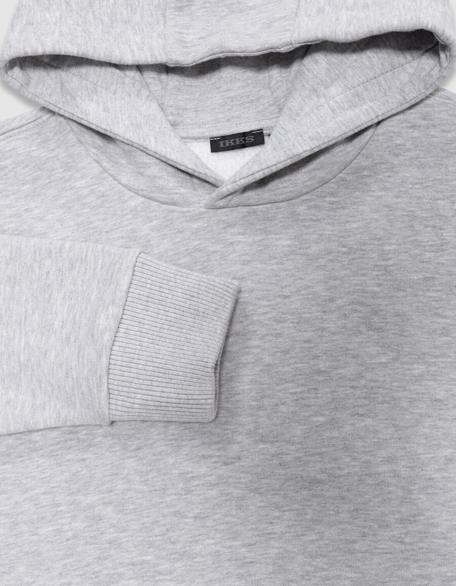 sudadera gris con capucha para niño con imagen xl en la espalda