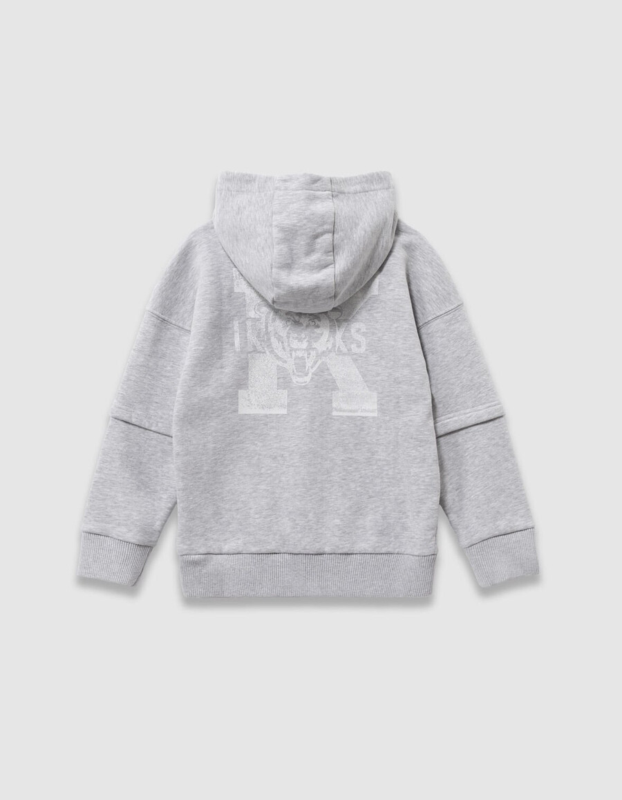 sudadera gris con capucha para niño con imagen xl en la espalda