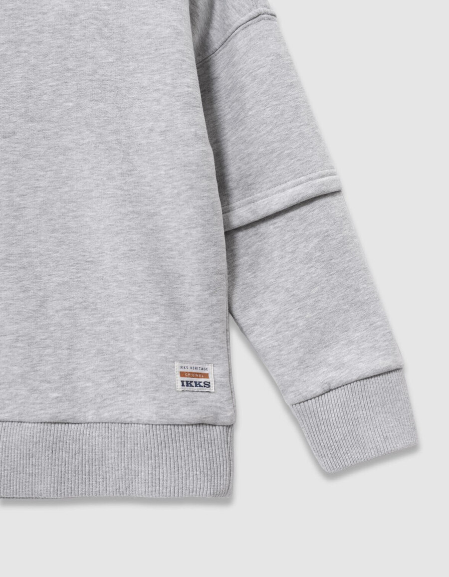sudadera gris con capucha para niño con imagen xl en la espalda