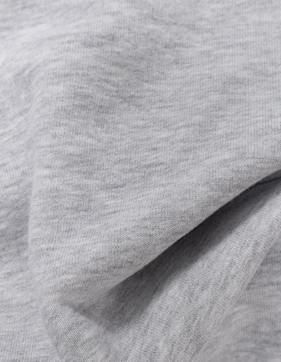 sudadera gris con capucha para niño con imagen xl en la espalda