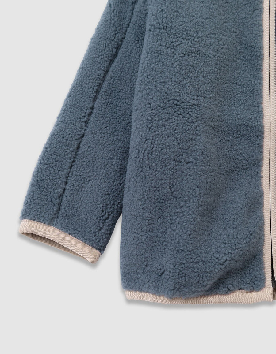 cárdigan reversible de sherpa azul y caqui para niño