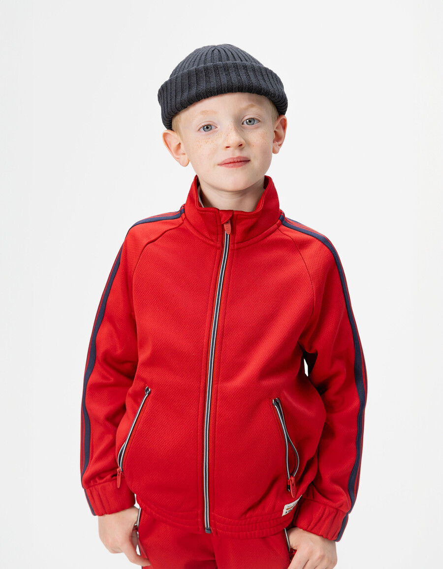 cárdigan rojo con cremallera y rayas azul marino para niño