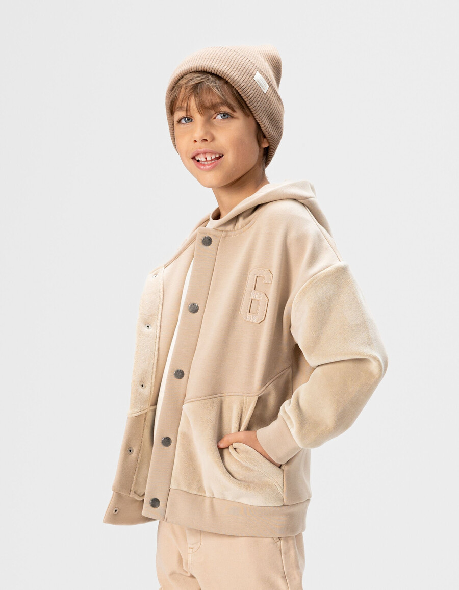 cárdigan beige con capucha y cremallera de tejido mixto para niño