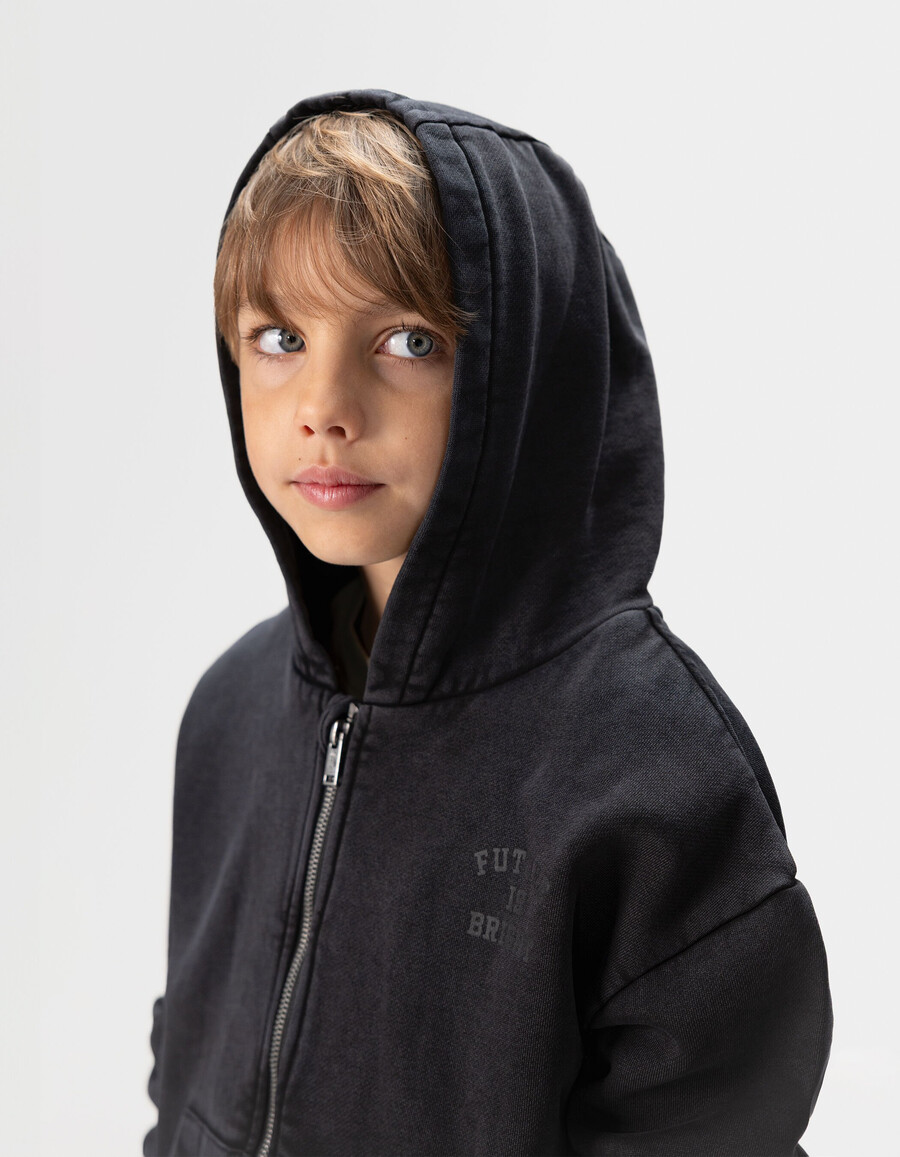 cárdigan con capucha y cremallera en negro descolorido para niño