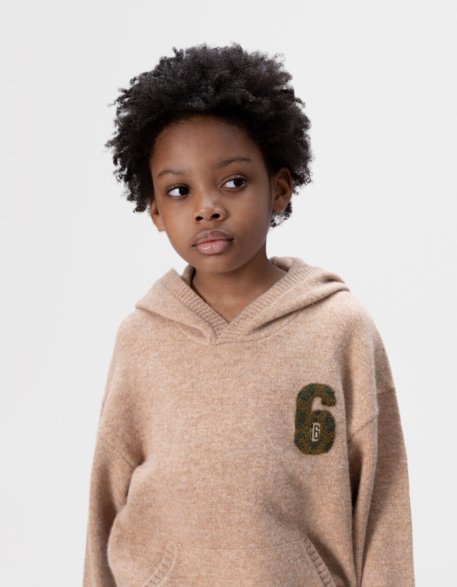 sudadera con capucha de punto beige jaspeado para niño con insignia de número