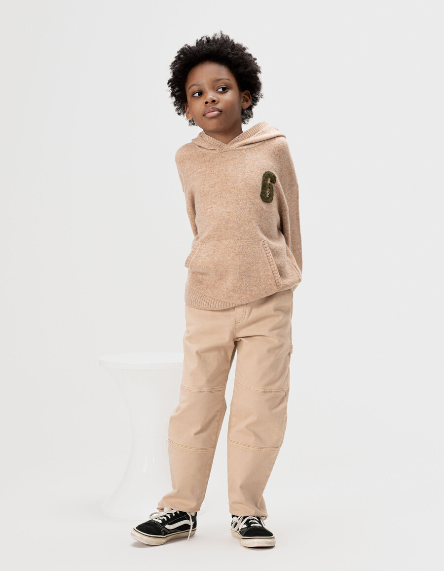 sudadera con capucha de punto beige jaspeado para niño con insignia de número
