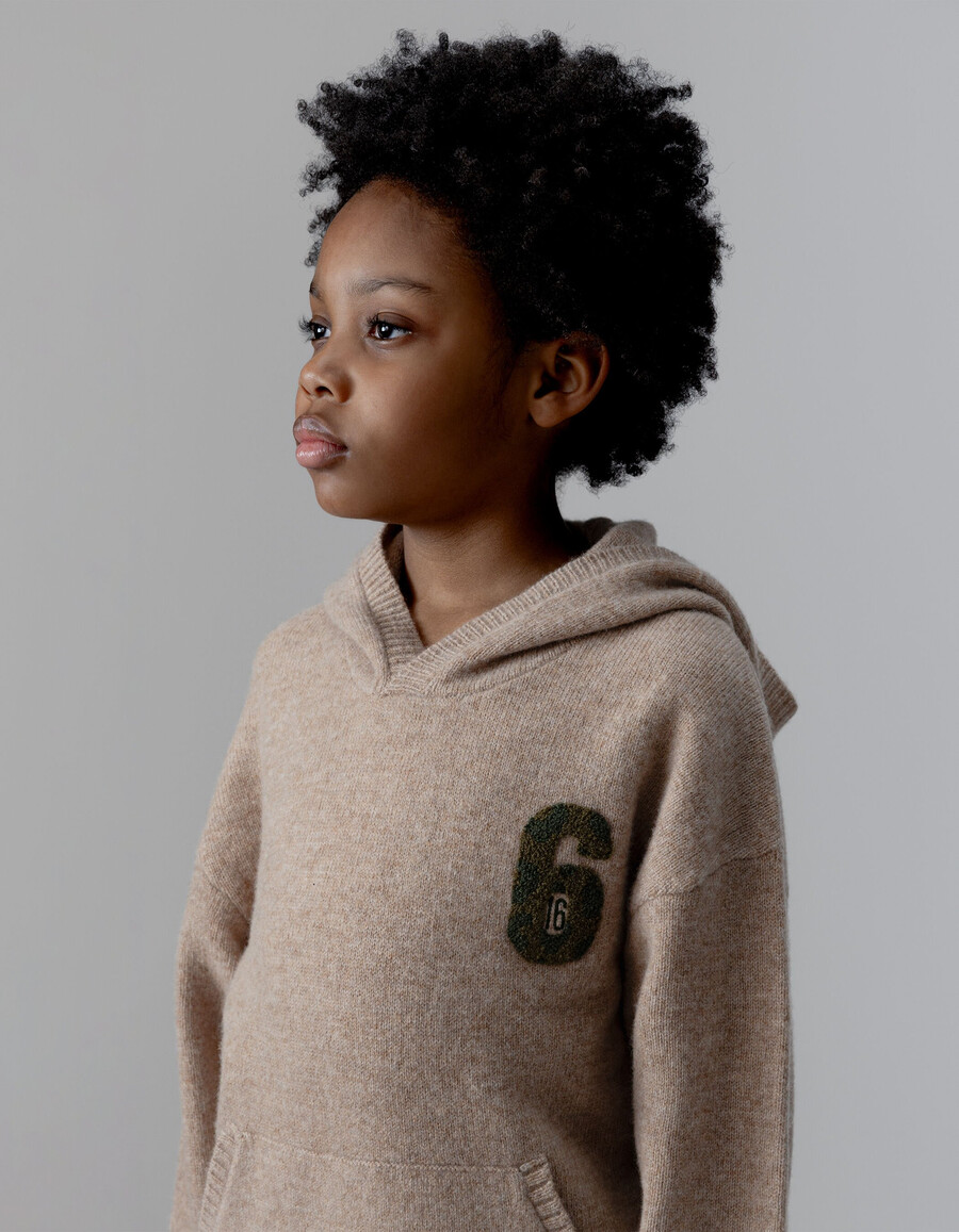 sudadera con capucha de punto beige jaspeado para niño con insignia de número