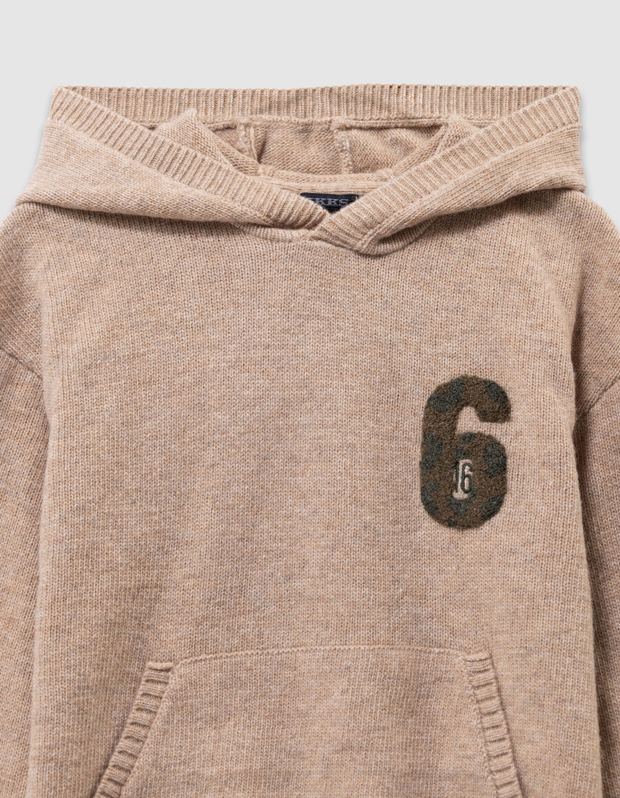 sudadera con capucha de punto beige jaspeado para niño con insignia de número