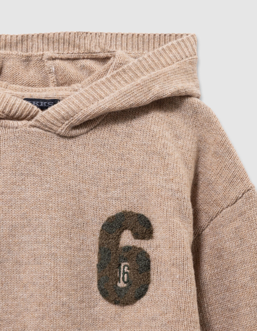 sudadera con capucha de punto beige jaspeado para niño con insignia de número