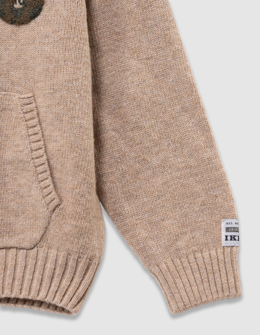 sudadera con capucha de punto beige jaspeado para niño con insignia de número