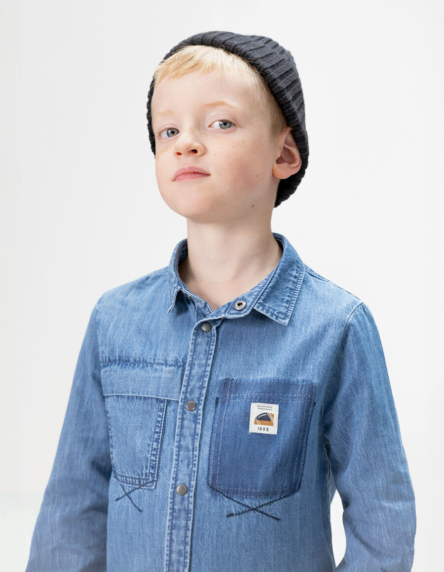 camisa vaquera azul para niño con capucha desmontable