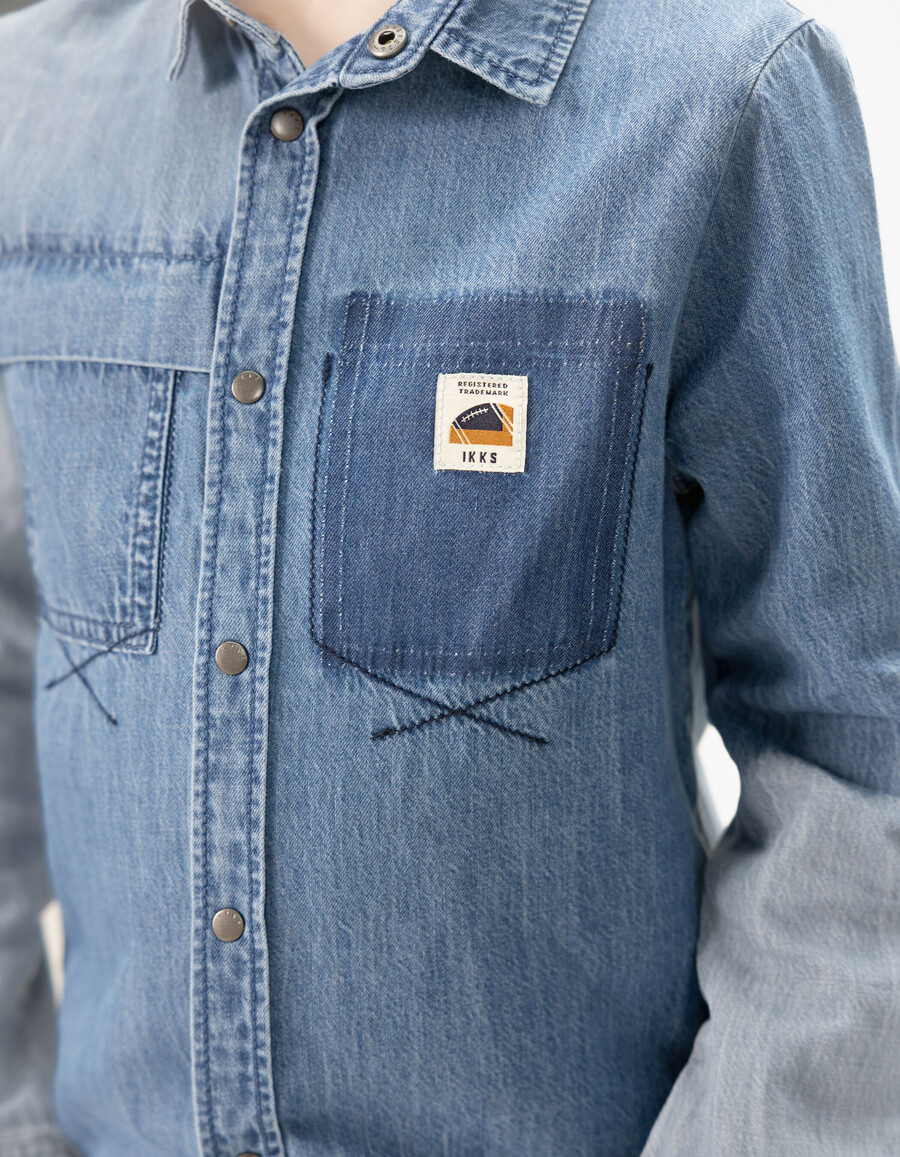 camisa vaquera azul para niño con capucha desmontable