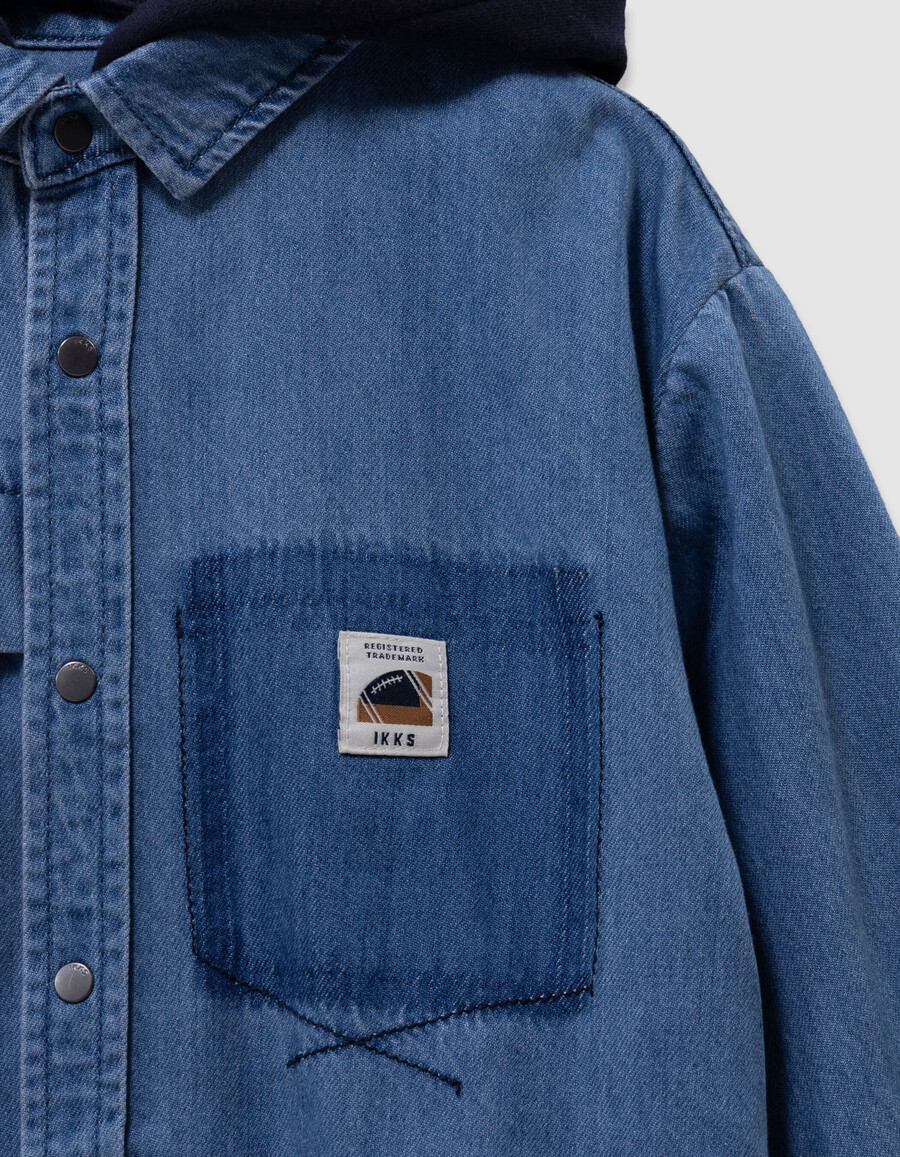 camisa vaquera azul para niño con capucha desmontable
