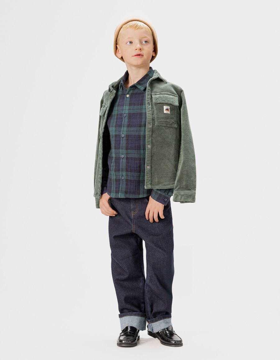 camisa de pana verde para niño con botones a presión