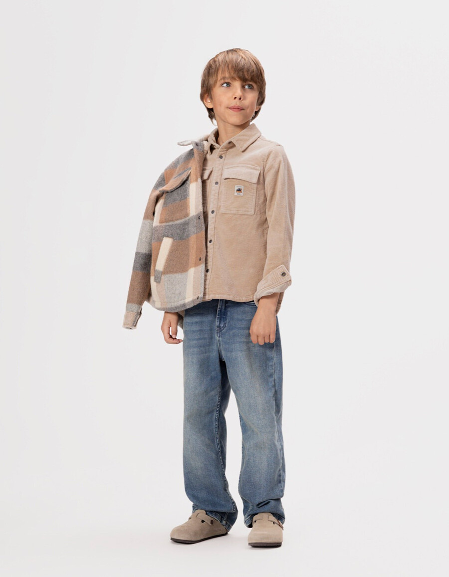 camisa de pana beige con botones a presión para niño