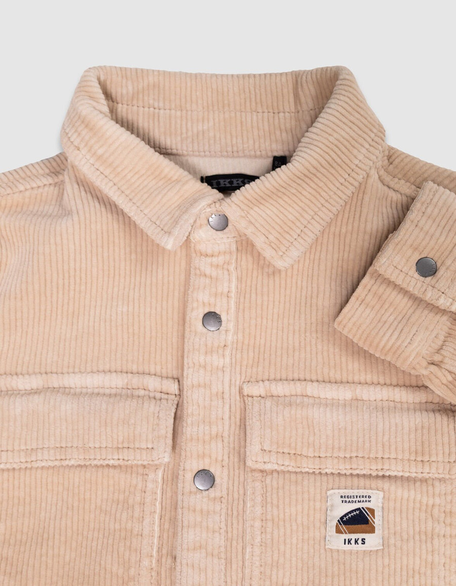 camisa de pana beige con botones a presión para niño
