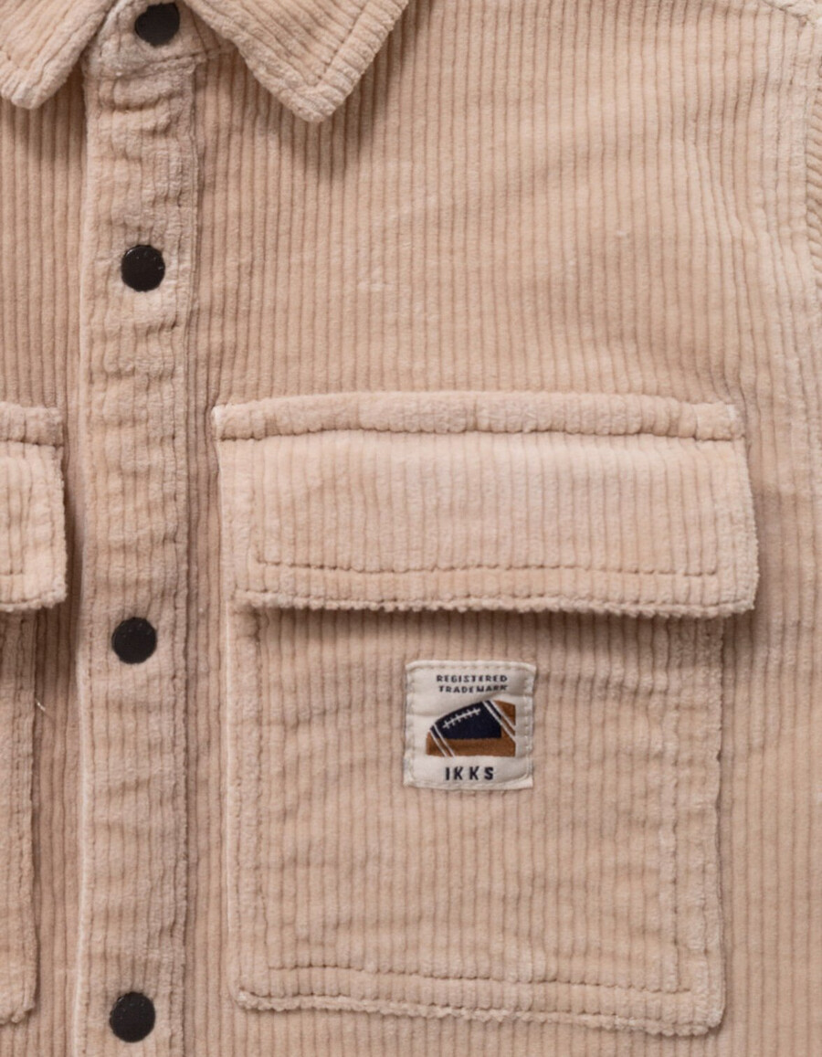 camisa de pana beige con botones a presión para niño