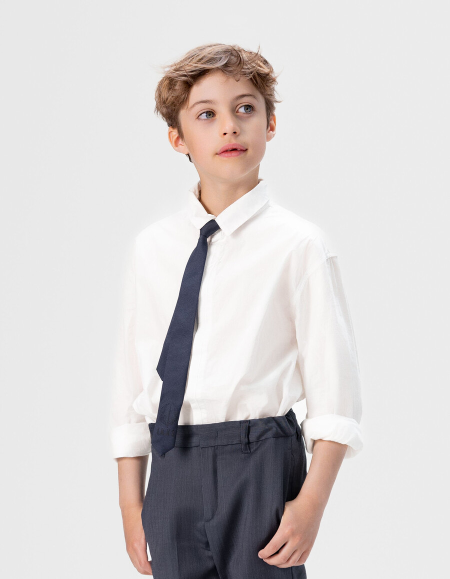 camisa blanca para niño con rayo bordado en la tapeta de botones