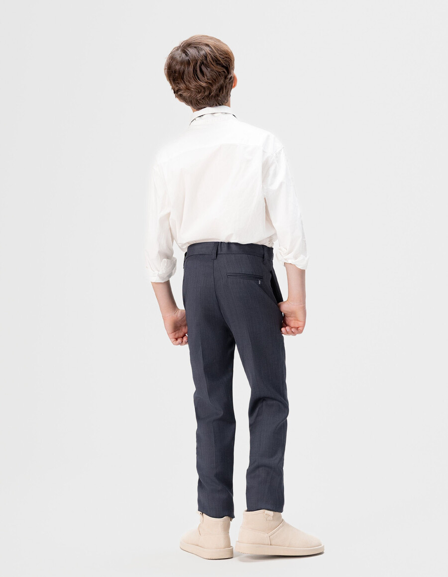 camisa blanca para niño con rayo bordado en la tapeta de botones