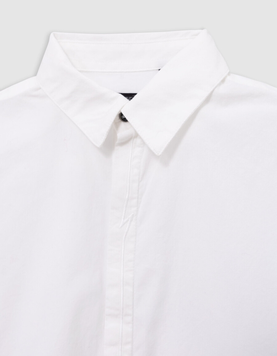 camisa blanca para niño con rayo bordado en la tapeta de botones