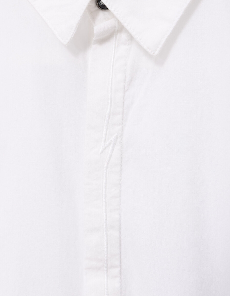 camisa blanca para niño con rayo bordado en la tapeta de botones
