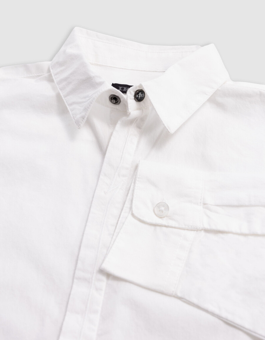 camisa blanca para niño con rayo bordado en la tapeta de botones