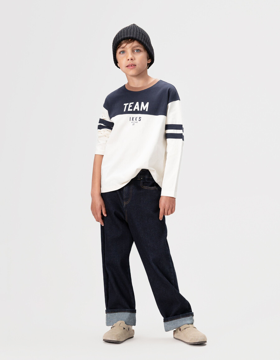 camiseta de algodón orgánico azul marino y blanca para niño cuello camel
