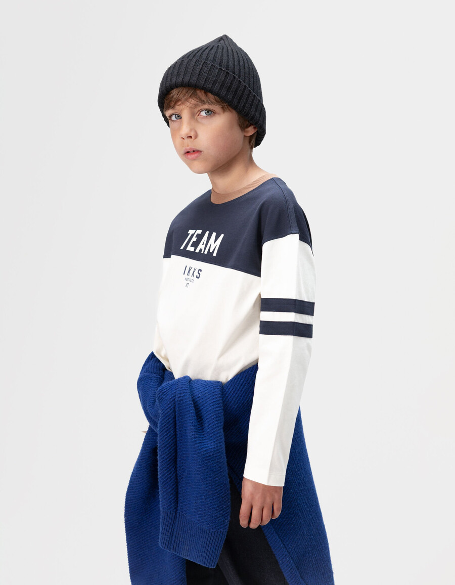 camiseta de algodón orgánico azul marino y blanca para niño cuello camel