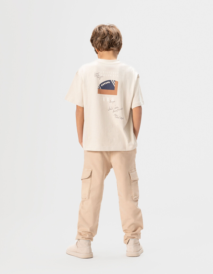 camiseta de algodón orgánico beige para niño bolsillo talla xl imagen trasera