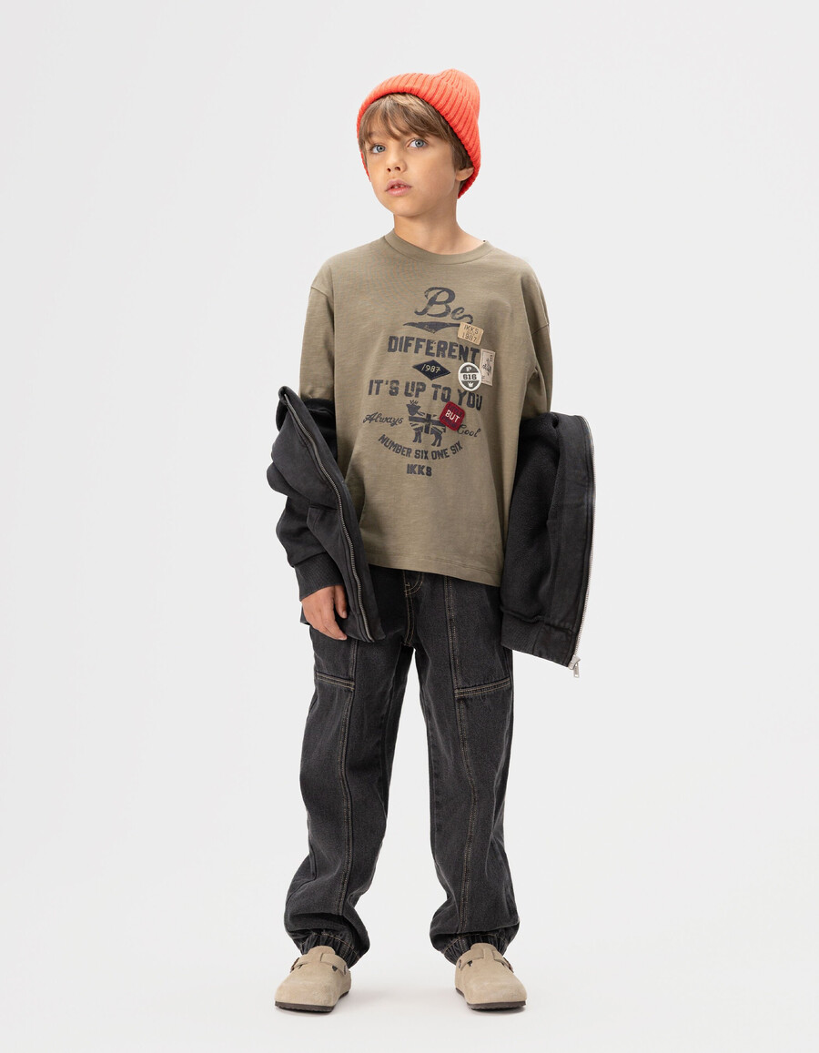 camiseta de algodón orgánico color caqui para niño con eslogan e insignias