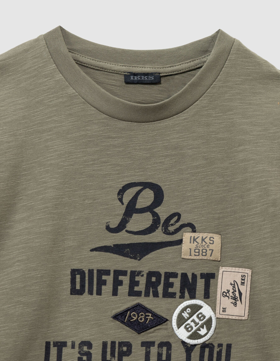 camiseta de algodón orgánico color caqui para niño con eslogan e insignias
