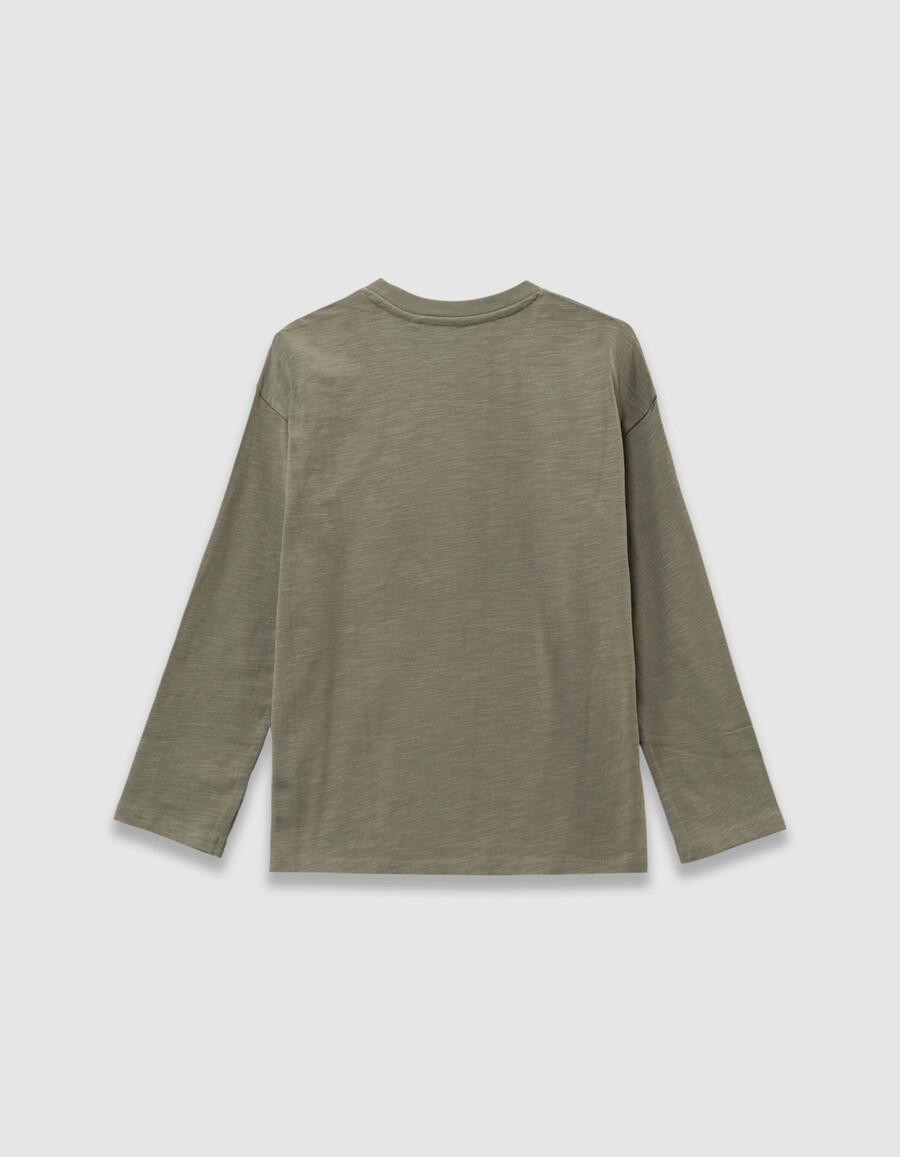 camiseta de algodón orgánico color caqui para niño con eslogan e insignias
