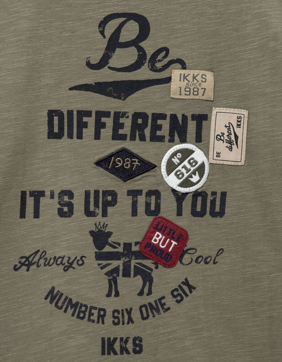 camiseta de algodón orgánico color caqui para niño con eslogan e insignias