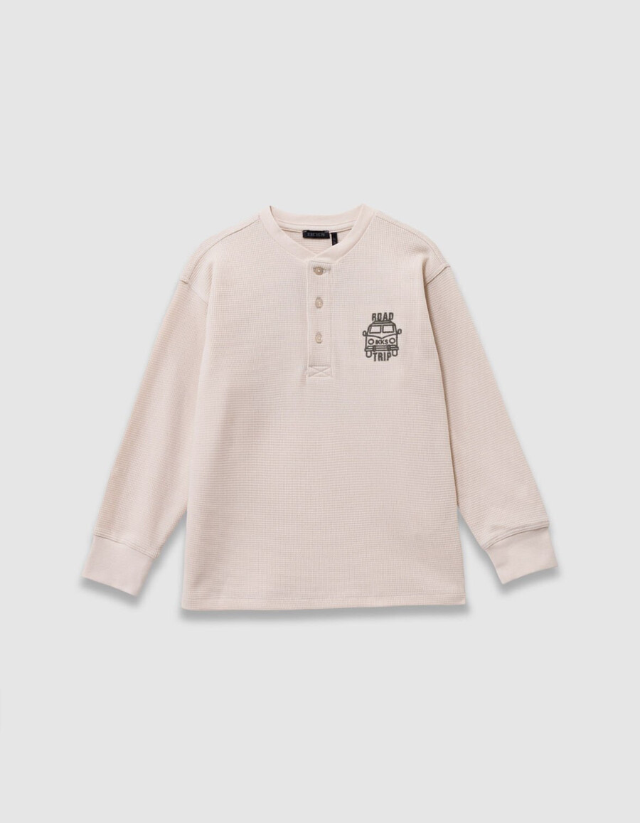 camiseta blanca de gofre para niño con bordados en la parte delantera y trasera