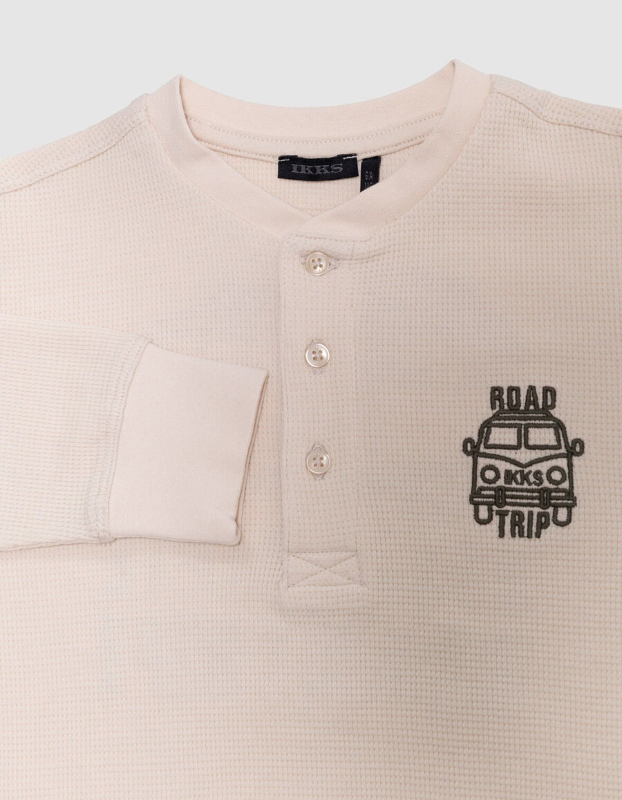 camiseta blanca de gofre para niño con bordados en la parte delantera y trasera