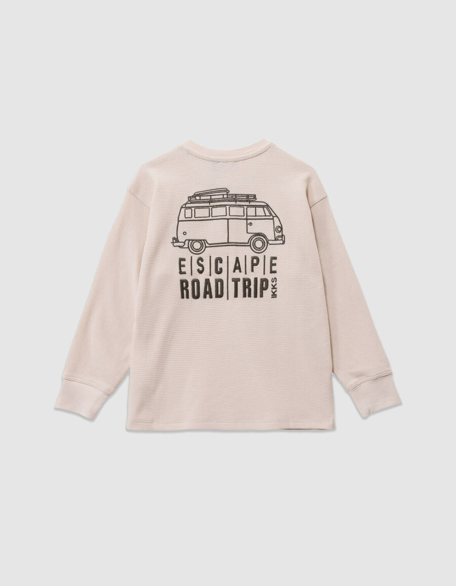 camiseta blanca de gofre para niño con bordados en la parte delantera y trasera